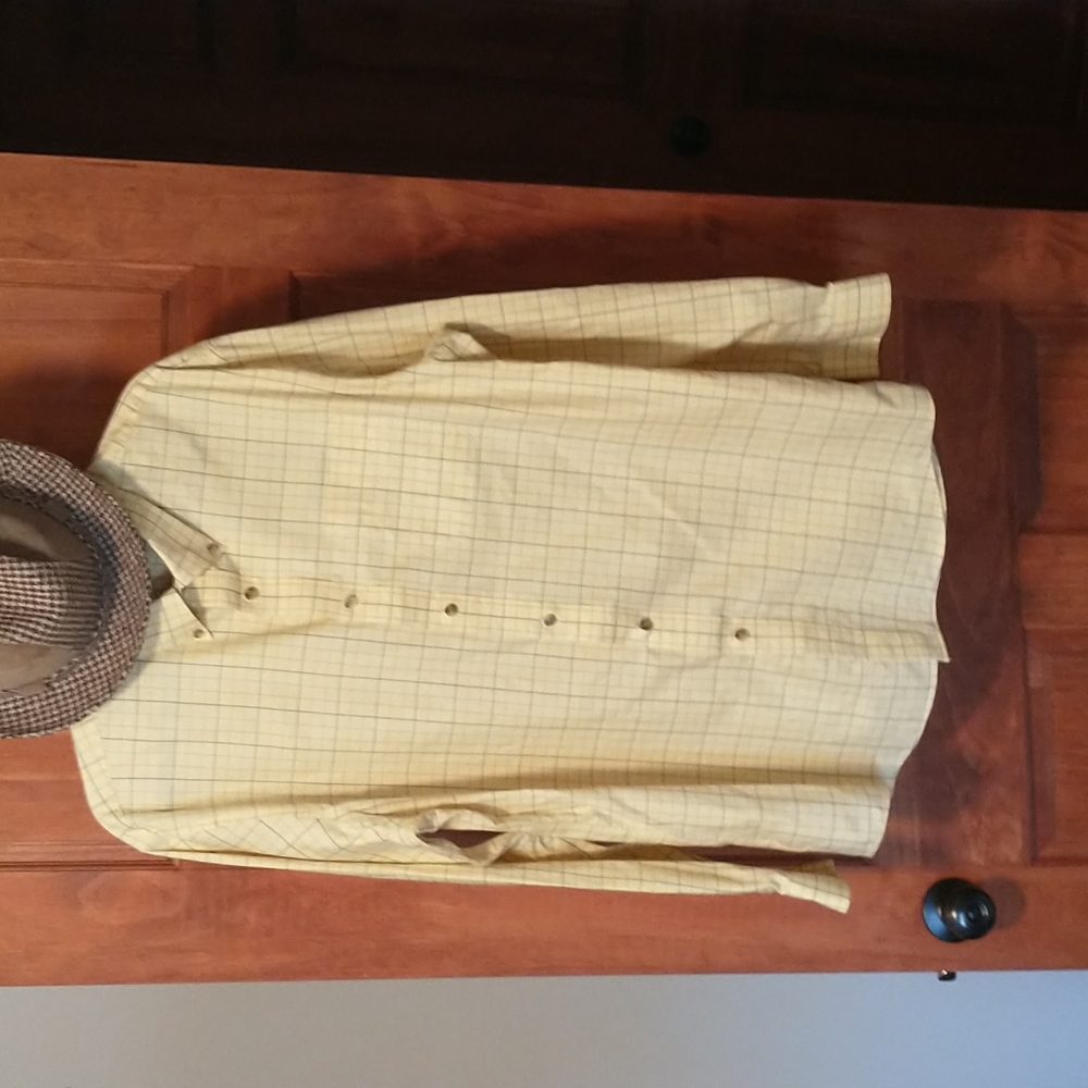 LL Bean Men's size XL-Reg slightly fitted yellow tailored long-sleeved shirt